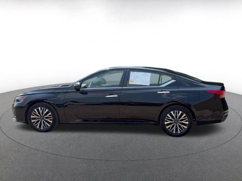Used 2025 Nissan Altima 2.5 SV FWD image 9