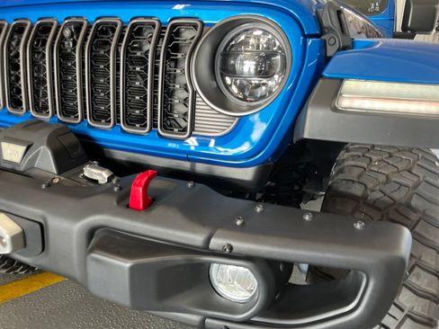 Used 2024 Jeep Gladiator Rubicon AWD/4WD image 8