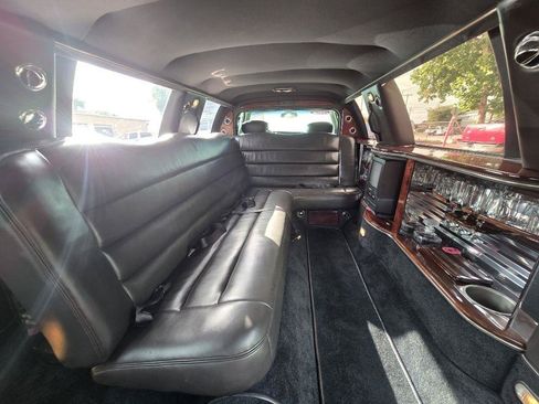 Used 2002 Lincoln Town Car Executive RWD image 15