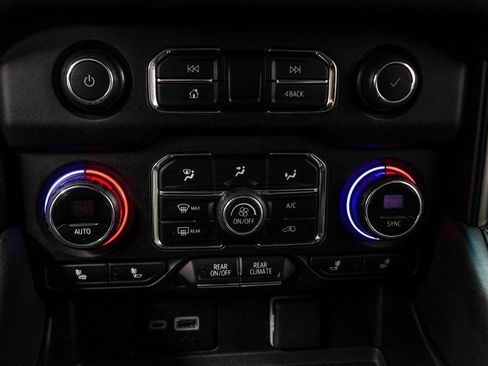 Used 2024 Chevrolet Suburban LT image 20