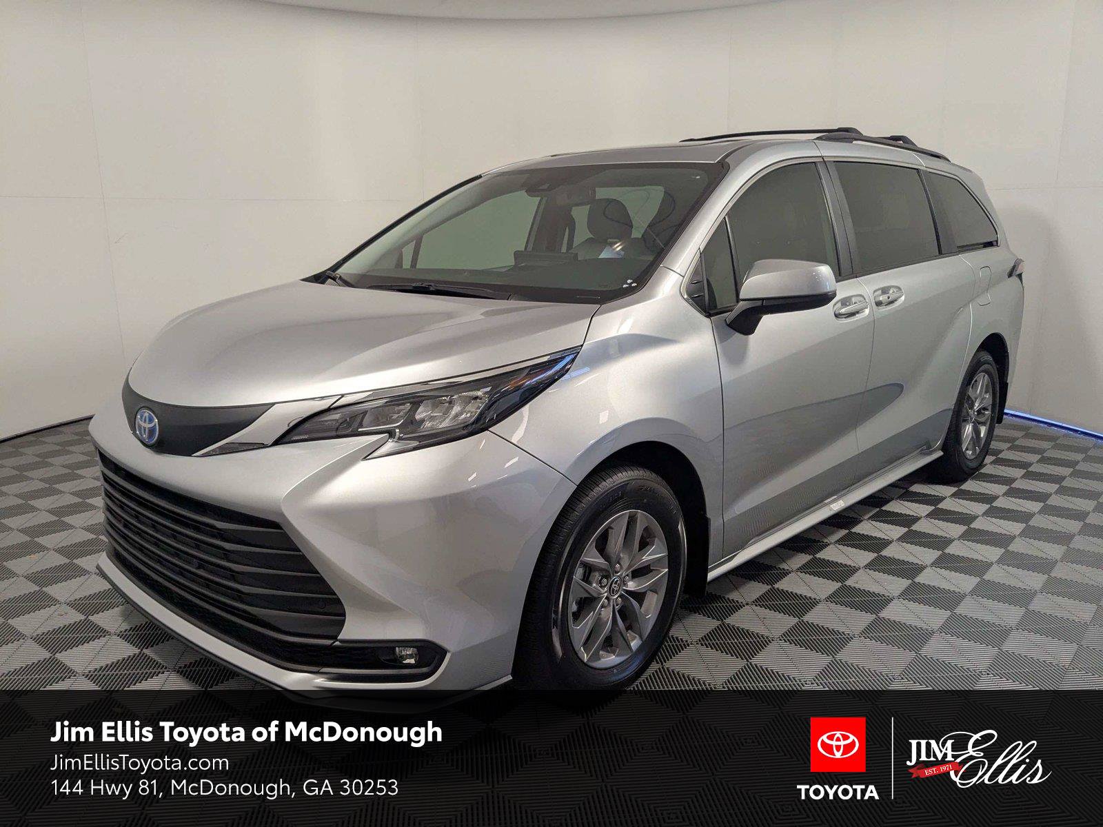 Certified 2025 Toyota Sienna XLE FWD image 1