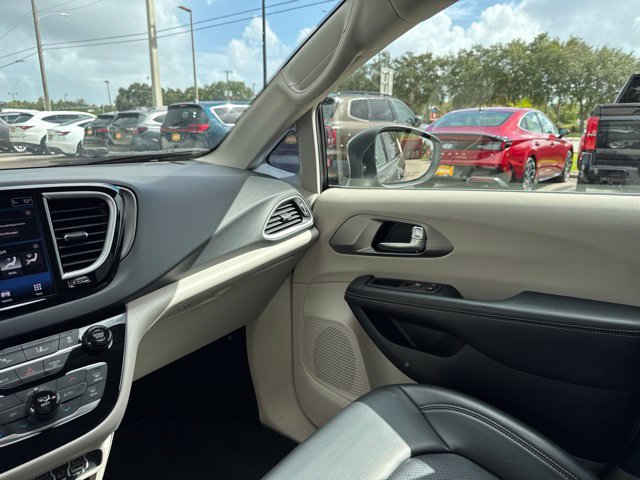 Used 2023 Chrysler Pacifica Touring-L FWD image 26