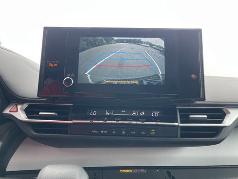 Used 2025 Toyota Sienna LE w/ LE Plus Package FWD image 6