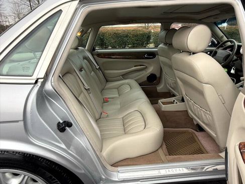 Used 2001 Jaguar XJ8 image 15