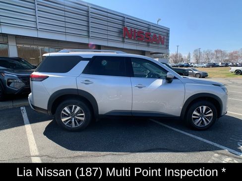 Used 2025 Nissan Pathfinder SL AWD/4WD image 2
