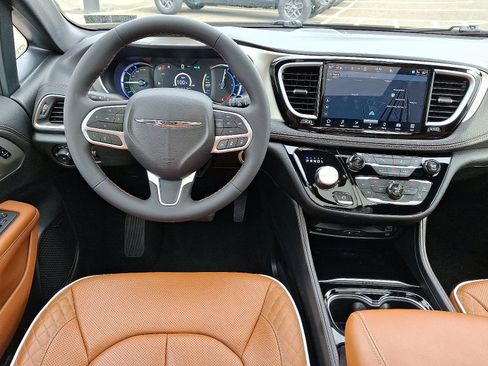 Used 2024 Chrysler Pacifica Pinnacle image 11