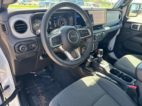 Used 2025 Jeep Wrangler Unlimited Sahara AWD/4WD image 11