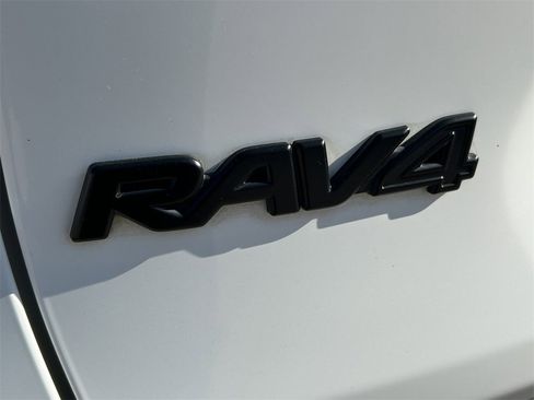 Used 2022 Toyota RAV4 LE image 10