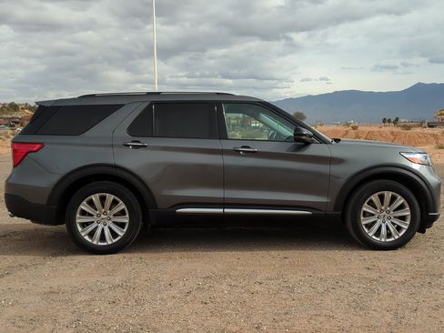 Used 2023 Ford Explorer Limited image 2