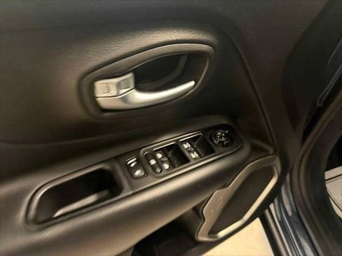 Certified 2022 Jeep Renegade Latitude w/ Convenience Group AWD/4WD image 21