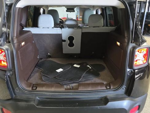 Used 2015 Jeep Renegade Latitude w/ Popular Equipment Group AWD/4WD image 7