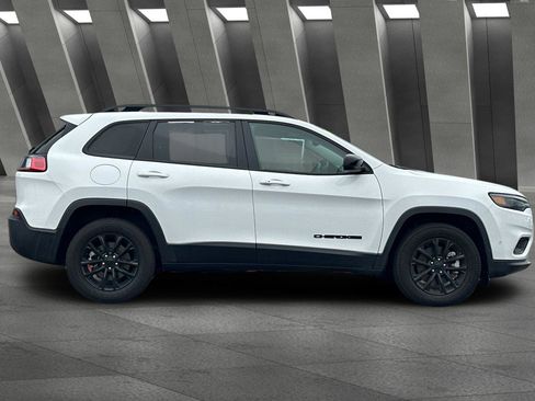 Used 2023 Jeep Cherokee Altitude Lux image 3