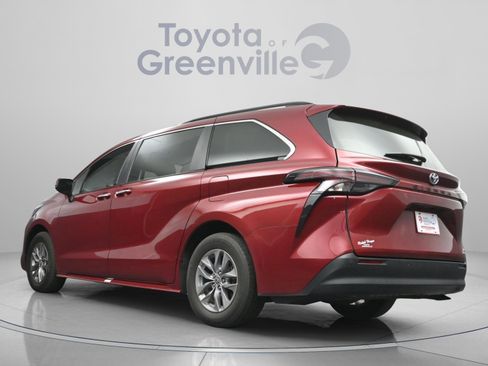 Certified 2023 Toyota Sienna XLE FWD image 8