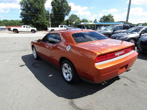 Used 2011 Dodge Challenger RWD image 4