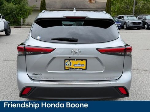 Used 2020 Toyota Highlander XLE AWD/4WD image 6