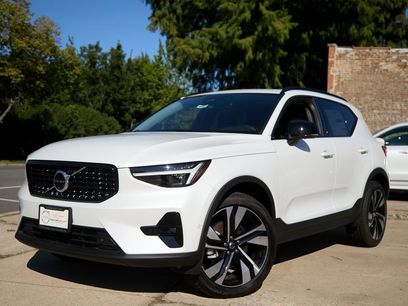 New 2025 Volvo XC40 B5 Plus w/ Climate Package