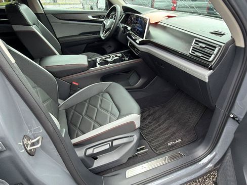 Used 2025 Volkswagen Atlas Peak Edition SE AWD/4WD image 17