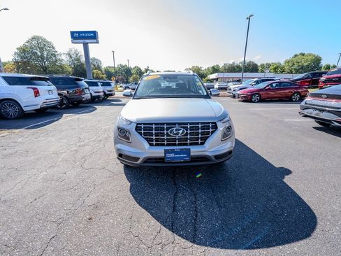 Used 2024 Hyundai Venue SEL image 2