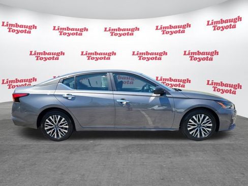 Used 2025 Nissan Altima 2.5 SV image 2