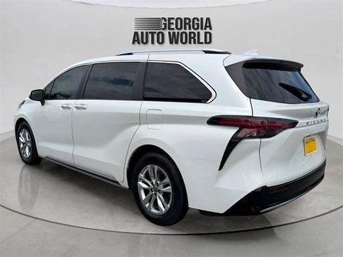 Used 2022 Toyota Sienna Limited FWD image 12