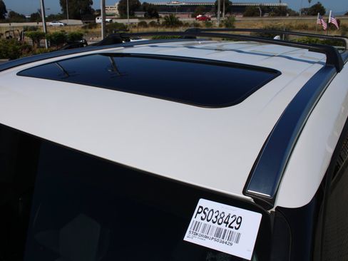 Used 2023 Toyota Highlander Limited FWD image 11