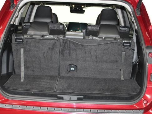 Used 2024 Toyota Highlander XLE image 10