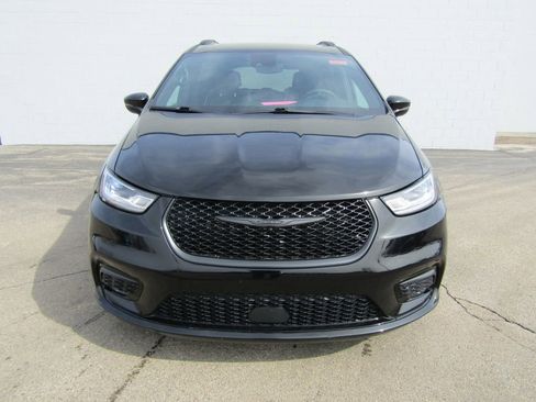 Used 2025 Chrysler Pacifica Limited image 3