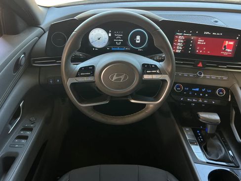Used 2025 Hyundai Elantra SEL FWD image 16