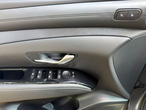 Used 2025 Hyundai Tucson Limited FWD image 12