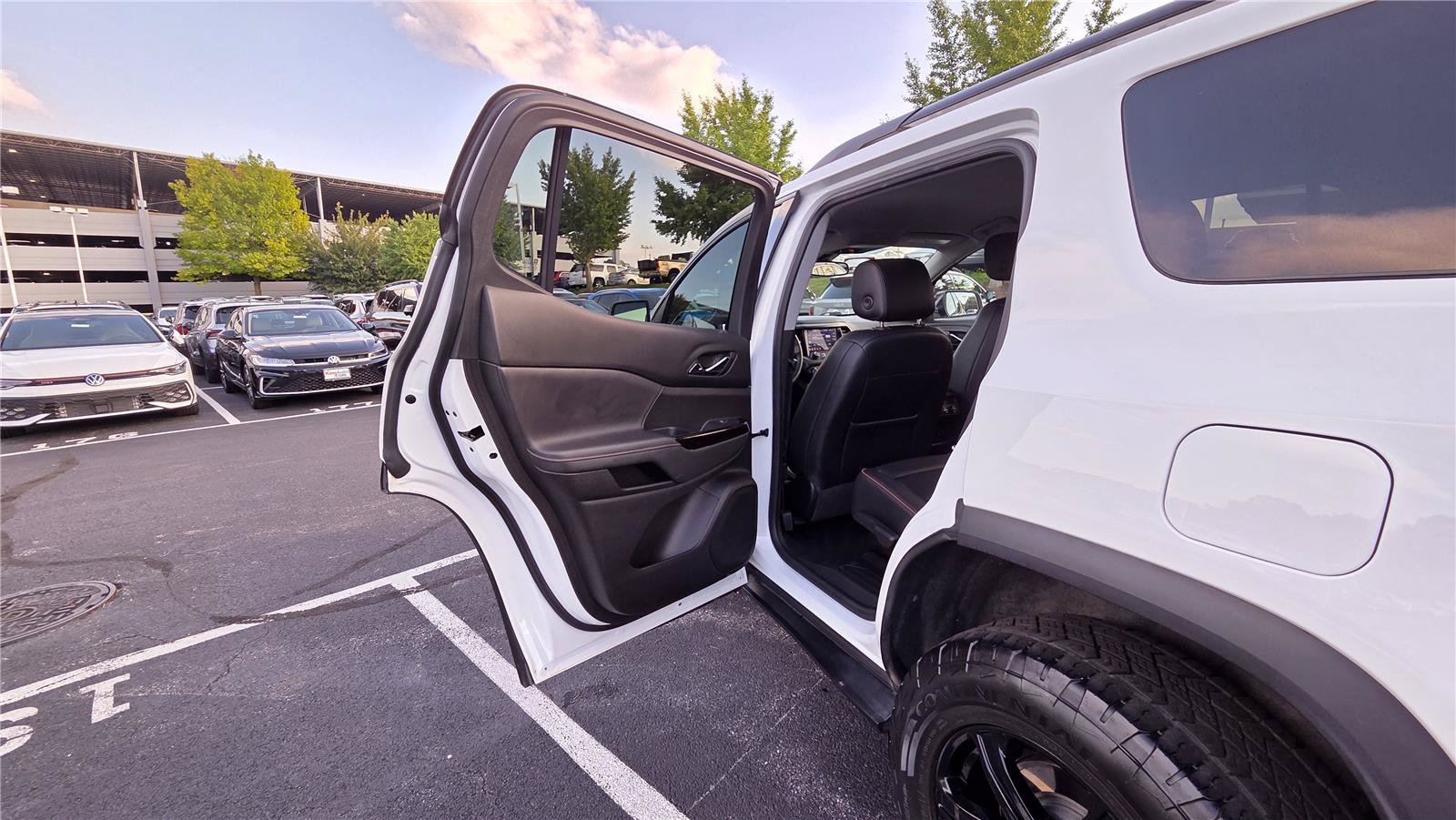 Used 2023 GMC Acadia AT4 w/ Technology Package AWD/4WD image 27