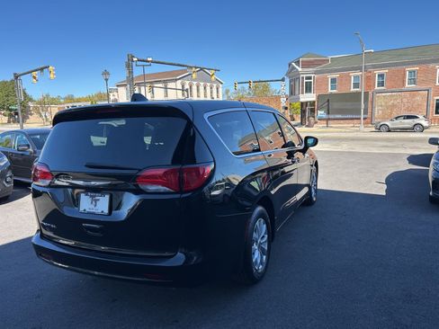 Used 2017 Chrysler Pacifica Touring w/ Tire & Wheel Group image 5