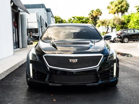 Used 2018 Cadillac CTS V w/ Luxury Package RWD image 2