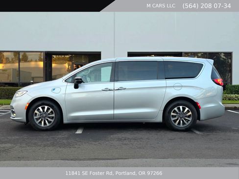 Used 2024 Chrysler Pacifica Limited FWD image 9