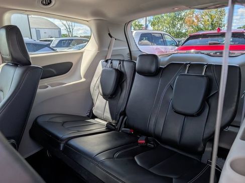 Used 2024 Chrysler Pacifica Limited FWD image 18