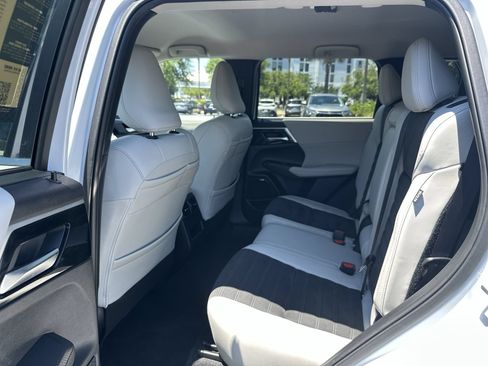 Used 2025 Mitsubishi Outlander AWD image 31