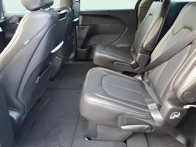 New 2026 Chrysler Pacifica Select AWD/4WD image 11