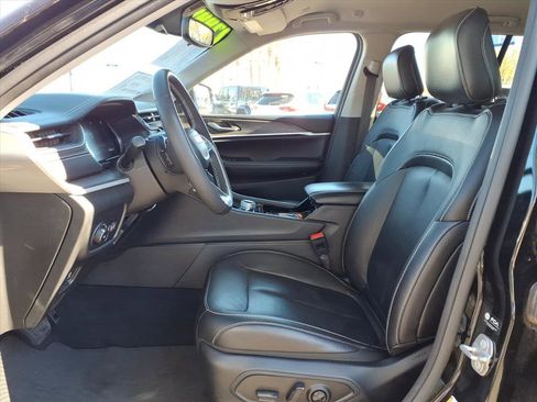 Used 2023 Jeep Grand Cherokee Limited w/ Black Appearance Package image 19