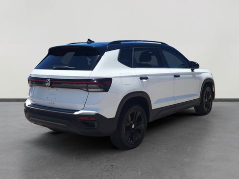 Used 2025 Volkswagen Taos SE FWD image 5