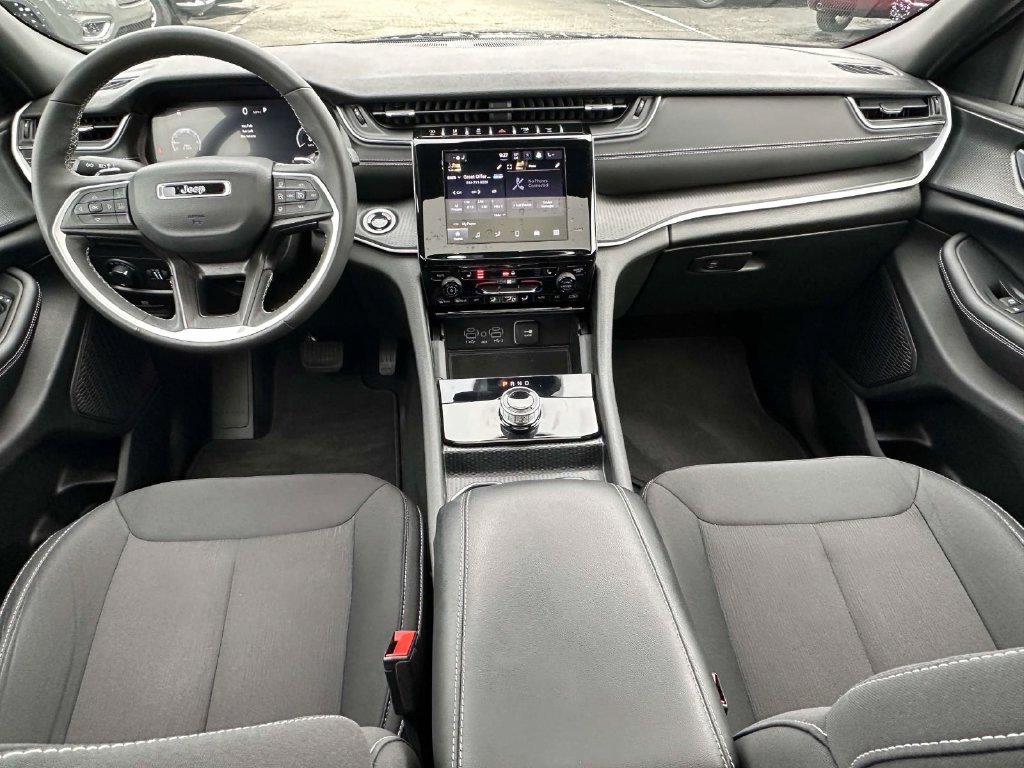 Used 2024 Jeep Grand Cherokee Laredo X w/ Luxury Tech Group I AWD/4WD image 14