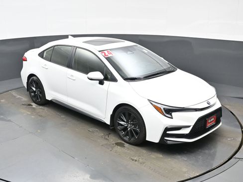 Used 2024 Toyota Corolla SE w/ SE Package image 33