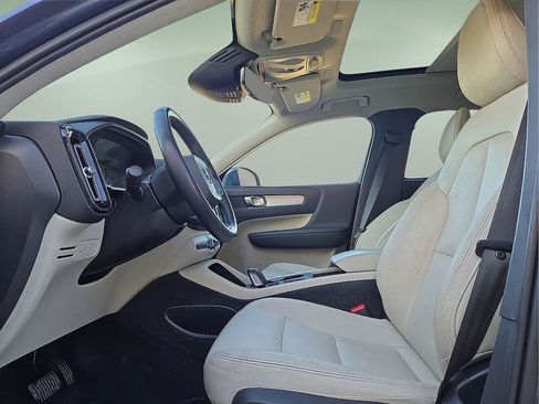Certified 2021 Volvo XC40 T5 Momentum w/ Premium Package image 20