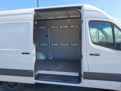 Used 2025 Mercedes-Benz Sprinter 2500 image 8