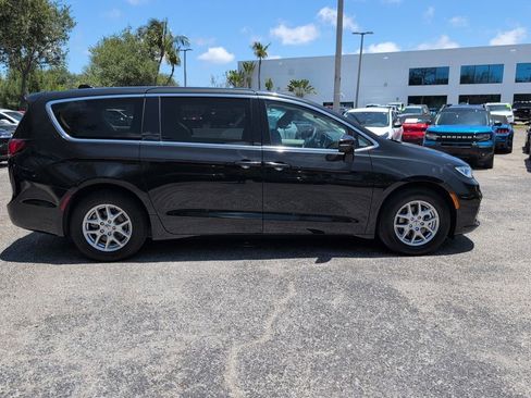 Used 2023 Chrysler Pacifica Touring-L FWD image 2