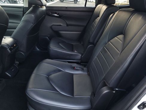 Certified 2024 Toyota Highlander XLE image 11