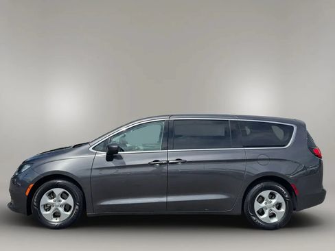 Used 2017 Chrysler Pacifica LX w/ Tire & Wheel Group FWD image 5