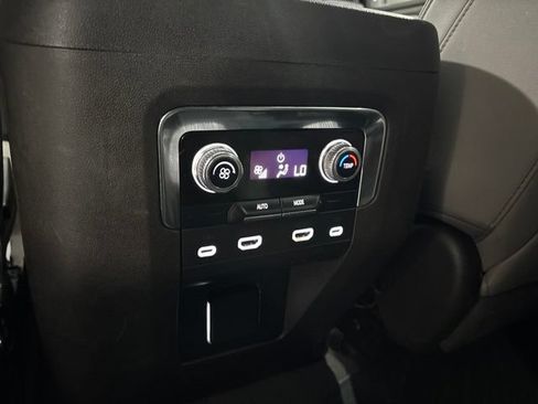 Used 2023 GMC Yukon XL SLT AWD/4WD image 35
