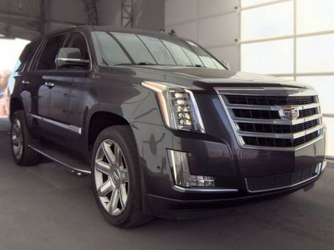 Used 2017 Cadillac Escalade Luxury AWD/4WD image 5