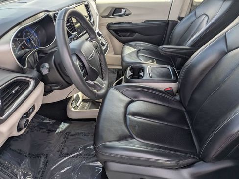 Used 2023 Chrysler Pacifica Touring-L FWD image 17