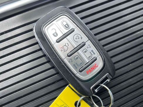 Used 2025 Chrysler Pacifica Limited FWD image 4