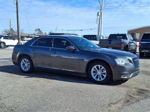 Used 2019 Chrysler 300 Touring image 22